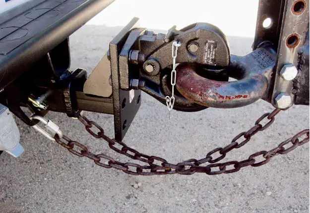 safety chains crossed under pintle hitch
