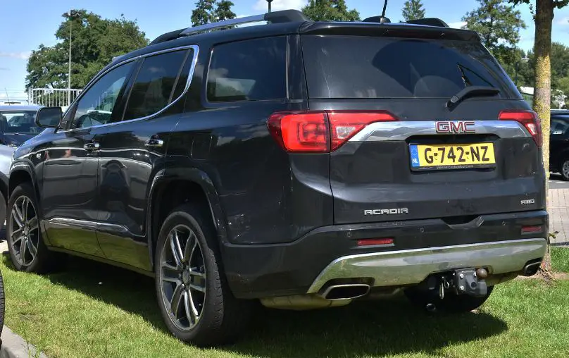 rear view of GMC acadia with trailer hitch