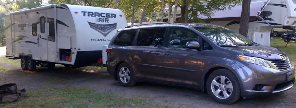 toyota sienna towing a travel trailer