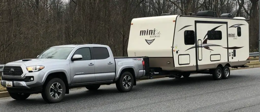 toyota tacoma towing a travel trailer