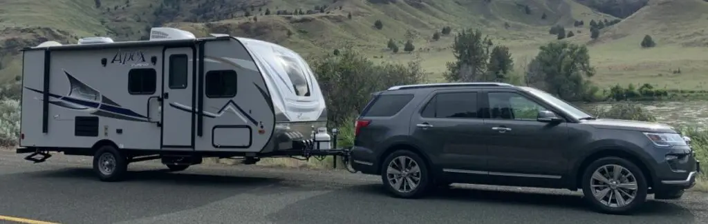 ford explorer towing a camper