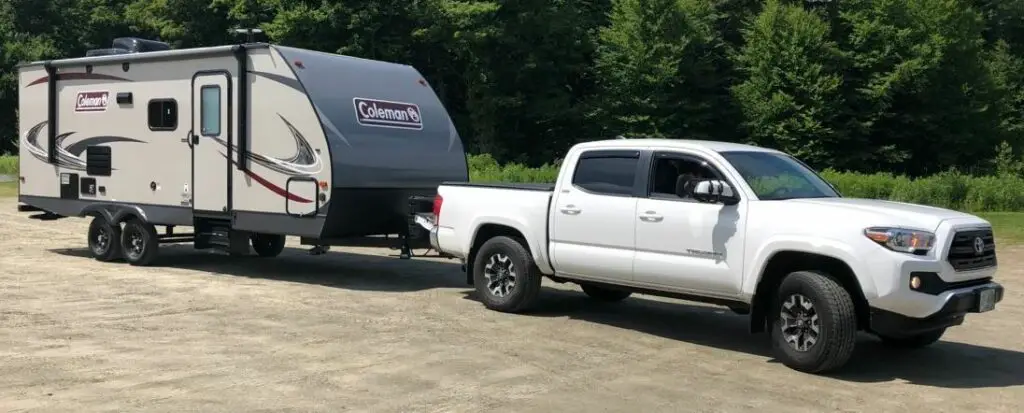 toyota tacoma towing a trailer