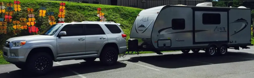 2022 toyota 4runner towing a travel trailer